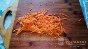 Чесночные стрелки в томате с морковью и укропом