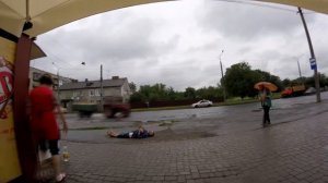 Социальный эксперимент. Люди проходят мимо человека. Безразличие