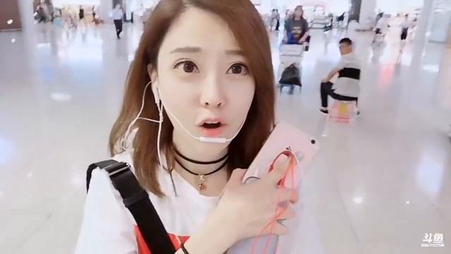 Фэн Тимо-Пение во время прогулки 《Despacito》 смотреть онлайн