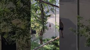 Пьяный мужик гуляет с сыном и орет .Он посылает всех вокруг и матерится