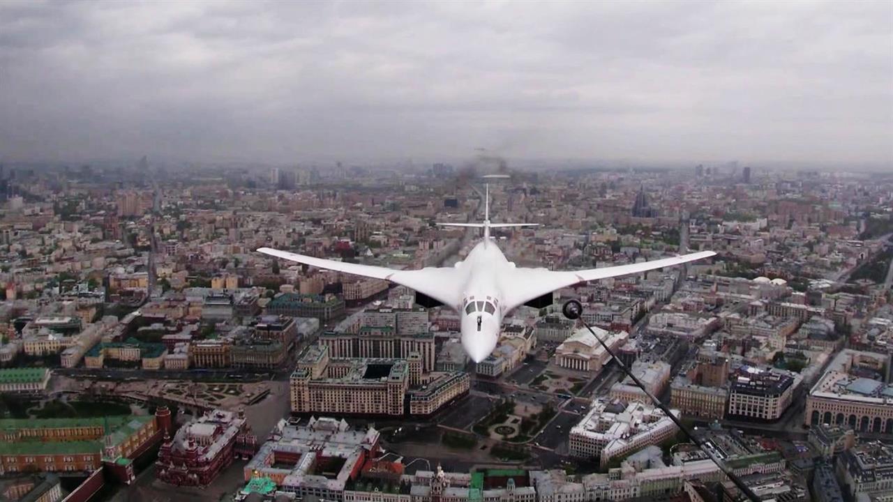 Лучшие военные летчики приняли участие в воздушном параде над Москвой в честь 75-летия Победы