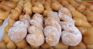 Пончики и пончики, приготовленные с блестящим мастерством мастера. Потрясающая скорость!