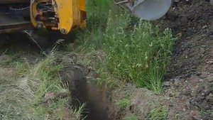 Копка траншеи экскаватором погрузчиком JCB в Калуге, 挖掘壕沟,用挖掘机搬运车辆JCB