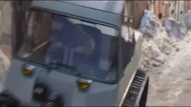 Мужик у себя в гараже сделал Гусеничный снегоболотоход(вездеход) своими руками смотреть онлайн