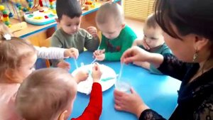 Эксперимент с бумагой и водой "Весёлые червячки"