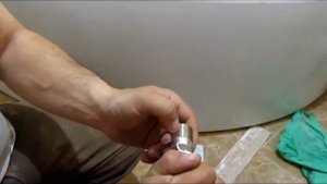 Как поставить смеситель, если стена в ванной не ровная.?