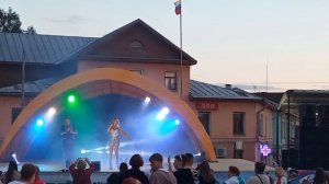 Унисенные ветром Дмитрий Чижов и Елена Астет 22 июля 2023