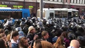 метро Китай-город всех протестующих буквально заталкивают в подземку