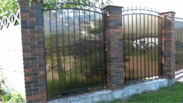 Обзор кованого забора с поликарбонатом и столбы с крипичной кладкой смотреть онлайн