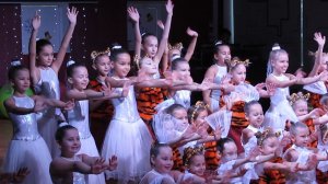 Танец "Новый год". Ансамбль "Огоньки". Группы "Лапушки", "Одуванчики".  2021.12.25