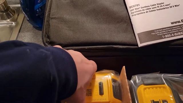 Electrical Cable Stapler - DeWalt DCN701 unboxing смотреть онлайн