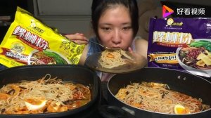 Красивая китаянка много ест 大胃王 (Китай)