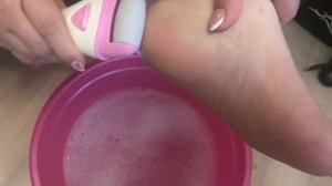 Розовые пяточки в действии! Обзор электрической роликовой пилки Kitfort KT-3112