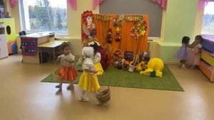 2 младшая группа Почемучки. Танец с корзинами