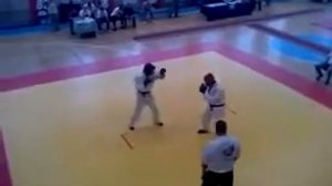 Драка Красивый нокаут ногой на соревнованиях по каратэ