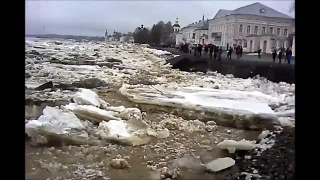 ЭКСКЛЮЗИВ!В Великом Устюге ледоход заваливает набережную десятками тонн льда смотреть онлайн