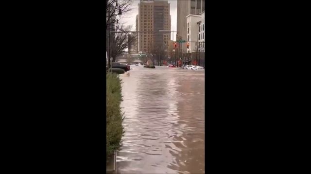 Это случилось в США. Бьет из-под земли. Накрыло несколько районов Наводнение в Бирмингем Алабама US смотреть онлайн