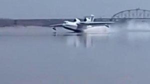 Самолет-амфибия БЕ-200 тушит пал набирает воду на Зее для тушения пожаров. Благовещенск