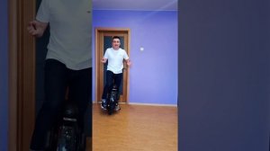 Обучение езде на моноколесе в квартире ч. 7. Движение задним ходом маневрирование