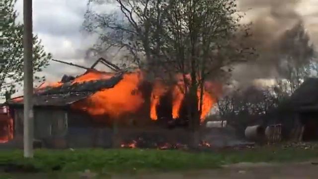Под Череповцом сгорел жилой частный дом смотреть онлайн