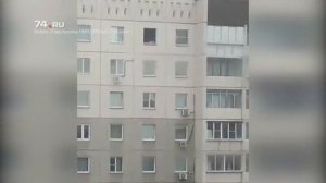 Ребёнок выбрасывает вещи из окна