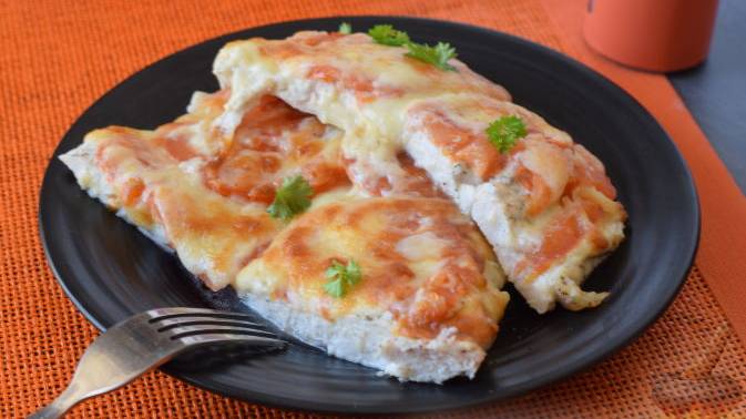 Сочная курочка к столу.
КУРИНОЕ ФИЛЕ, ЗАПЕЧЁННОЕ С ПОМИДОРАМИ И СЫРОМ