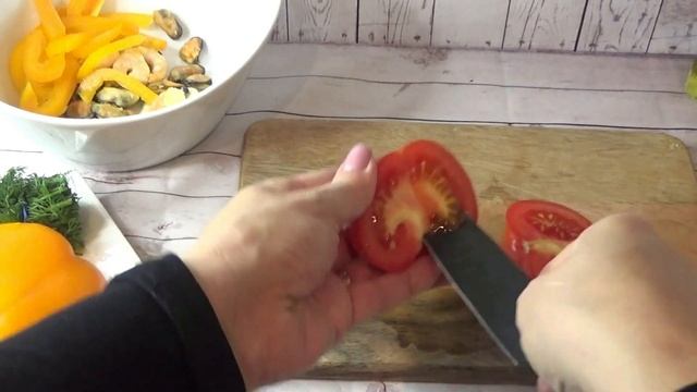 Салат с морепродуктами.   Seafood salad.