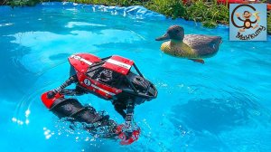 Дети и Машина. Диана и Даня играют в машинки игрушки в луже. Манкиту