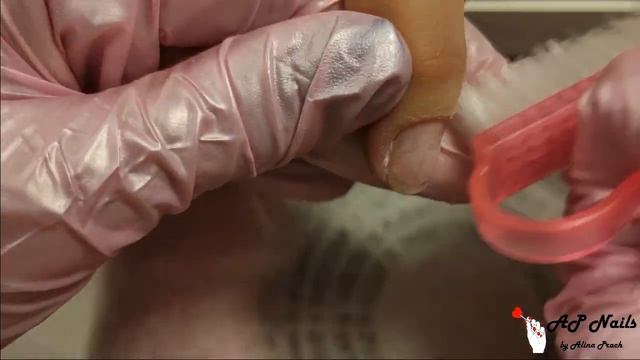 Аппаратный маникюр на клиенте. Градиент из блёсток. Нежный дизайн. Укрепление ногтей базой. смотреть онлайн