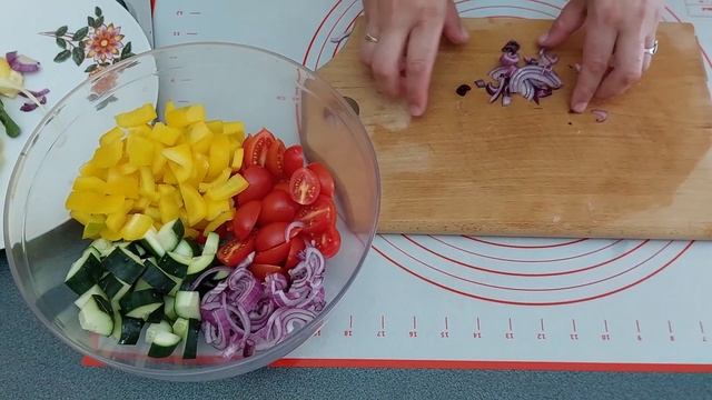 Салат греческий классический с соусом