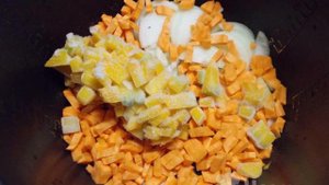 Зеленая чечевица с фаршем и овощами в мультиварке