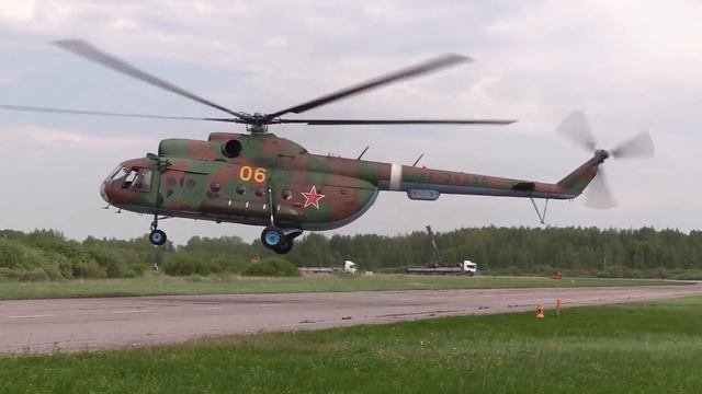 Дислоцированная в Санкт-Петербурге авиаэскадрилья Росгвардии отмечает 30-ю годовщину формирования смотреть онлайн