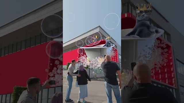 ? На медиафасаде офиса продаж «Группы ЛСР» замечен 3D-кот в ванной, выдувающий мыльные пузыри с клю