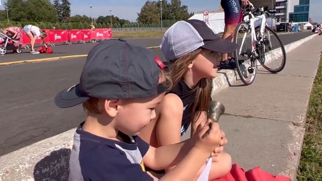 Ульяна и Андрей пришли болеть за своего папу на Большой Московский Триатлон. смотреть онлайн