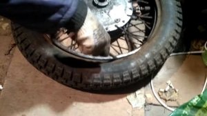 How to put a tire on a motorcycle wheel hiccups? Как одеть шину на диск мотоцикла.