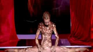 Девочка-змея! Нереально круто!