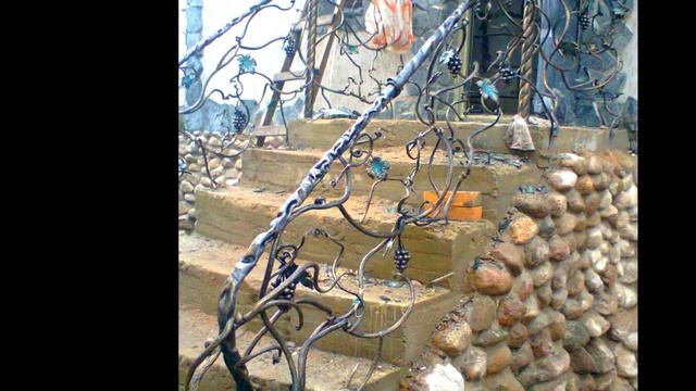 Дизайн крыльца с коваными перилами виноградная лоза натуральный камень валуны смотреть онлайн