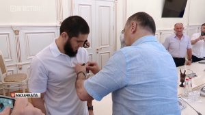 Сергей Меликов вручил Исламу Махачеву орден Почета Республики Дагестан III степени