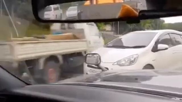 Во Владивостоке мужчина выехал на «встречку» и показывал непристойные жесты