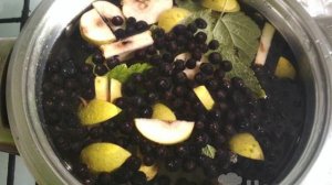 Компот из груши с черноплодной рябиной