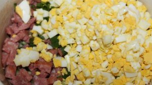 Окрошка с копченой колбасой на минеральной воде