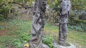 Скульптуры - идолы из дерева.