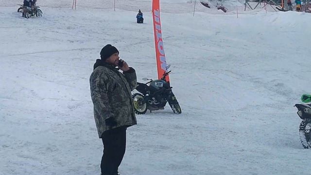 Разминка перед заездом на горнолыжке Губаха. ROYAL RACE смотреть онлайн