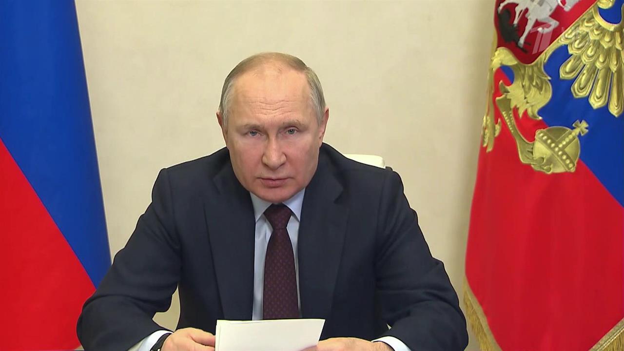Владимир Путин поручил начать активное строительство железнодорожного Северного широтного хода