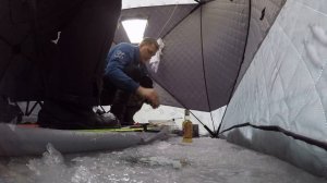 В ПАЛАТКЕ С ДОМАШНИМ УЮТОМ, ШИКАРНАЯ ПОДЛЁДНАЯ РЫБАЛКА! ПЕРВЫЙ ЛЁД 2020-2021. РЫБАЛКА В ЯКУТИИ.