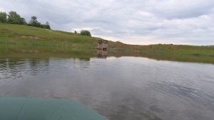 Рыбалка на деревенском пруду на поплавок. Ловля КАРАСЯ с лодки на утреней зорке на маховую удочку