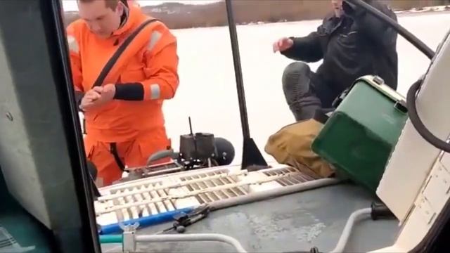У берегов Оки в Алексине пятеро рыбаков оказались в западне на отколовшейся льдине