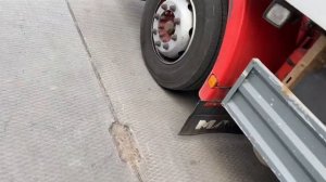 У меня спустило колесо с грузом. Бензовоз на КАД пробил отбойник и собрал 7 машин на встречке.