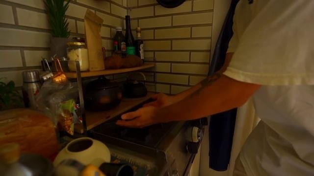 【ルームツアー】森にあるレトロな家で暮らすフリーター・ファキオ｜賃貸をカスタマイズ｜オークションで見つけた海外家具&2Fのアトリエを紹介｜神奈川・20代男性｜一人暮らし