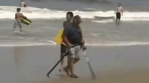 Поиск золота на морском пляже круглым скубом